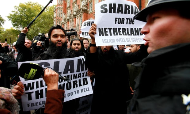 Pro-Islam protestors outside a press conference held by Wilders.
