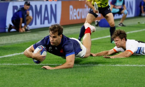 Damian Penaud scores a try