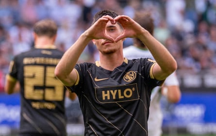 Elversberg’s Felix Keidel makes a heart gesture