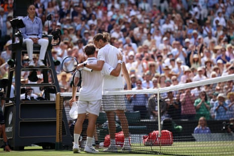 Arthur Fery (L) da Grã-Bretanha abraça Alexander Zverev da Alemanha depois de perder na semifinal de simples masculino