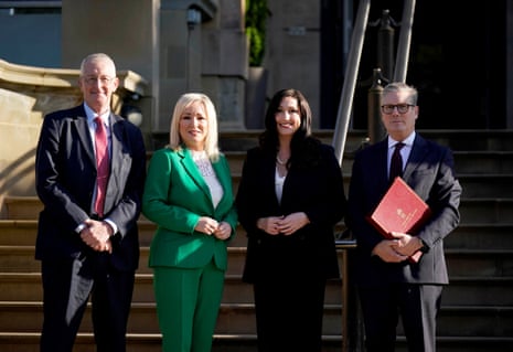 Da esquerda para a direita: Hilary Benn, secretária da Irlanda do Norte, Michelle O'Neill, Emma Little-Pengelly, vice-primeira-ministra, e Keir Starmer, em Stormont.