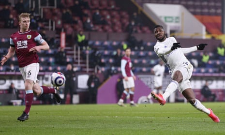 Kelechi Iheanacho scores a stunning equaliser for Leicester at Burnley