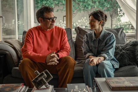 Jemaine Clement as Steve with Yali Topol Margalith as Izzy in Alice and Steve.