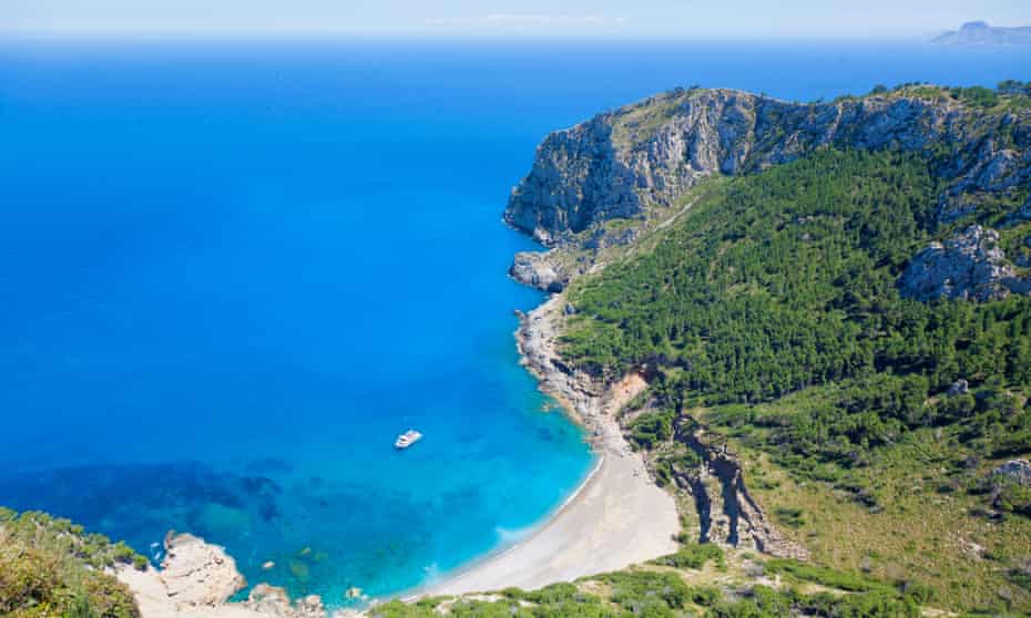 View from the mountains to the beach Platja des Coll Baix, Alcudia, Majorca, SpainCF3MJ6 View from the mountains to the beach Platja des Coll Baix, Alcudia, Majorca, Spain