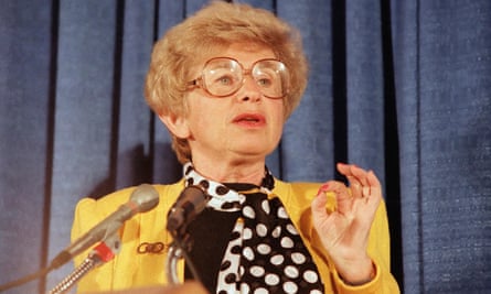 Sex therapist Dr. Ruth Westheimer speaks to members of the American Society of Newspaper Editors during a convention in Washington, April 9, 1986