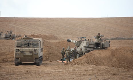 Israeli army continues the deployment of armoured vehicles and artillery to the Gaza border.