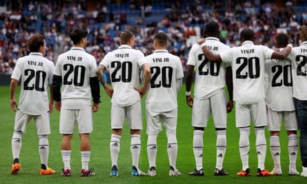 Real Madrid players wear shirts in support of Vinícius Júnior before their match against Rayo Vallecano on Wednesday.