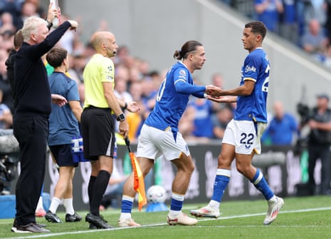 Jack Grealish entra como substituto para substituir Brennan Johnson.