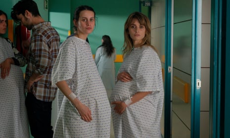Milena Smit and Penélope Cruz in Parallel Mothers.