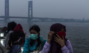 Evacuees escape pollution in Indonesia