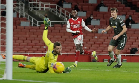 Nicolas Pépé sends his shot just wide of the far post late in the game.