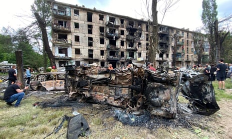 Wreckage of cars near a residential building damaged by Russian missile fire on Kryvyi Rih on 13 June