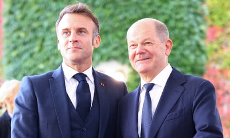 Olaf Scholz aperta a mão de Emmanuel Macron antes de uma reunião em Berlim no ano passado.