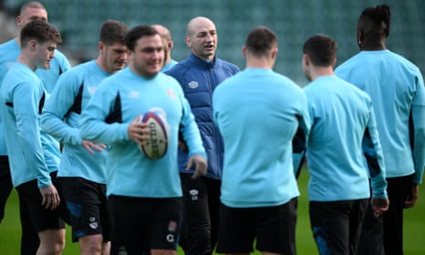 Steve Borthwick talks to his England squad in training