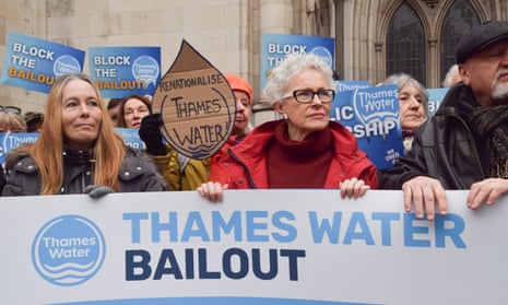 El activista se reunió fuera del Tribunal de Justicia, pidiendo que el tribunal bloquee la solicitud de agua a un precio de 3 mil millones de libras, lo que dijo el activista que habrá 250 libras en cada hogar.