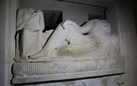 Statue with heads missing