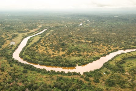 Река Мбому, обозначающая границу между Центральноафриканской Республикой и Демократической Республикой Конго.