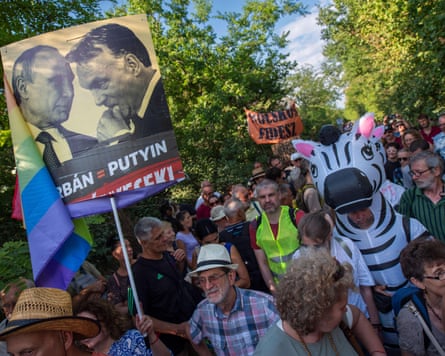 Manifestanti in marcia per le strade di Budapest