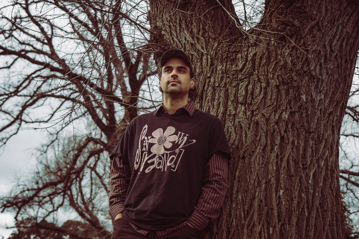 Way Dynamic in front of a treee