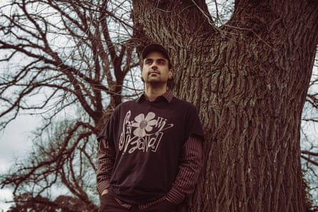 Way Dynamic in front of a treee