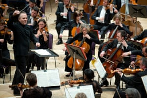 Sir Mark Elder dirigiendo la orquesta de Hallé en 2016.