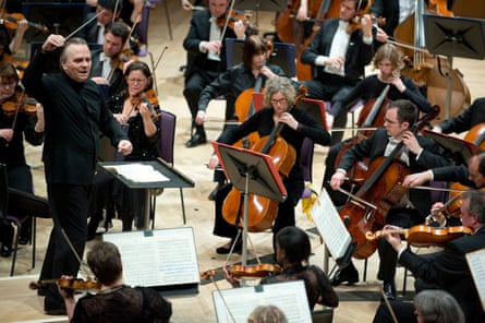 Sir Mark Elder conducting the Hallé orchestra in 2016.