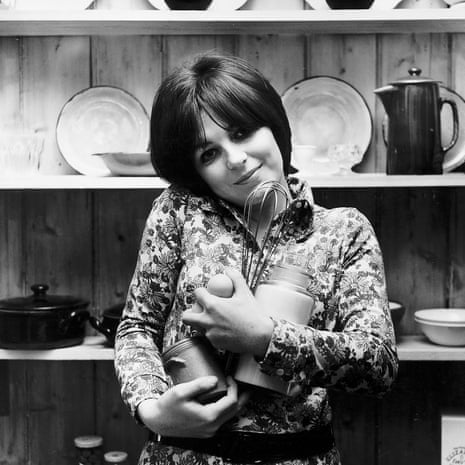 دليا اسميت زماني كه نويسنده آشپزي مجله Mirror در سال 1970 بود.