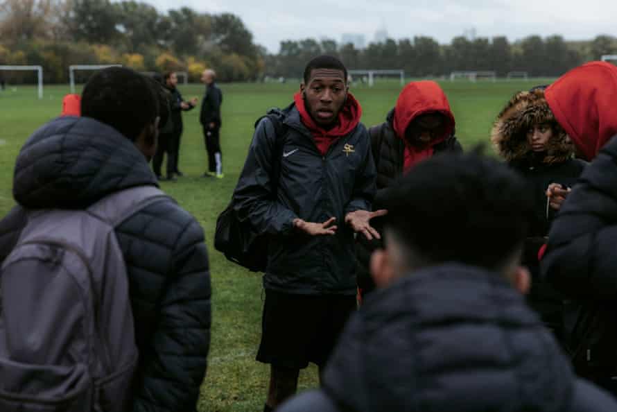 Che talks to players on the pitch while Sabir talks to the referee.