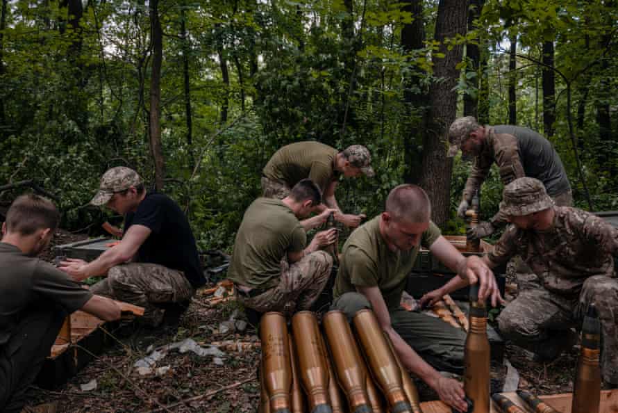 Soldiers grease 50-year-old grenades in the Kharkiv region.
