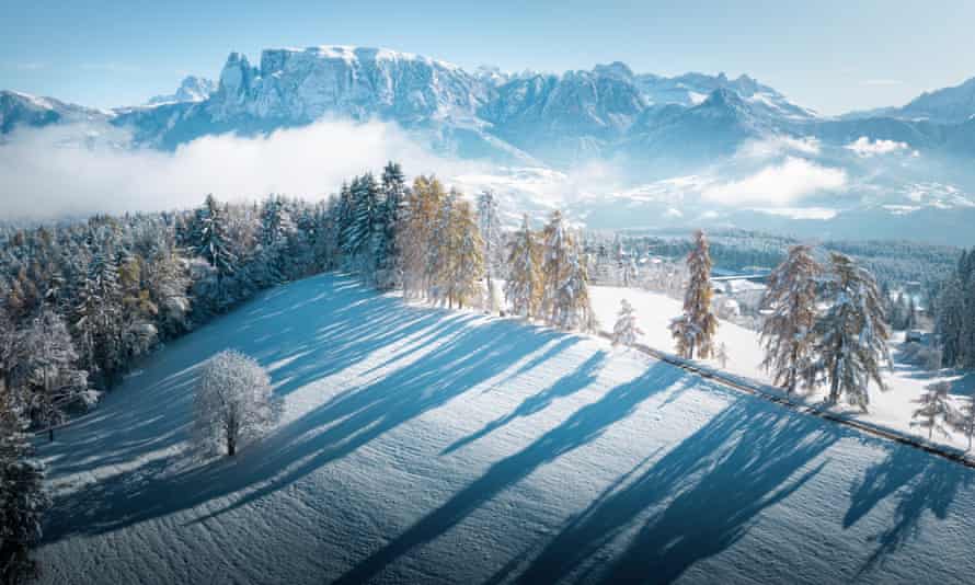 Un paysage enneigé vue sur les Dolomites