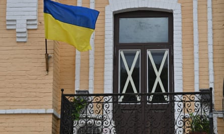 Le drapeau ukrainien flottant à l'extérieur du musée Mikhaïl Boulgakov.