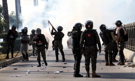 Pakistani security officials clash with supporters of opposition Tehrik-e-Insaf