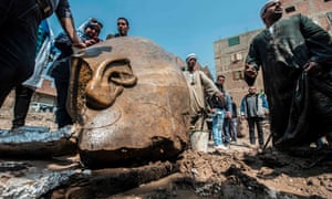 Egyptian workers with the head of the statue.