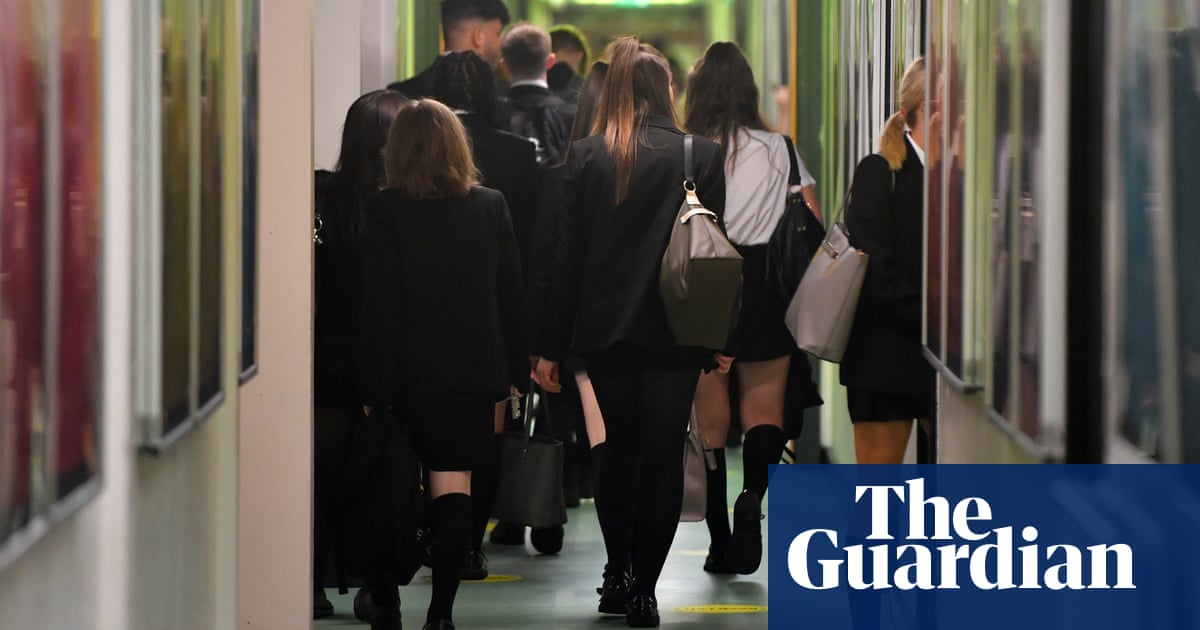 Heads warn of weeks of Omicron disruption in English schools