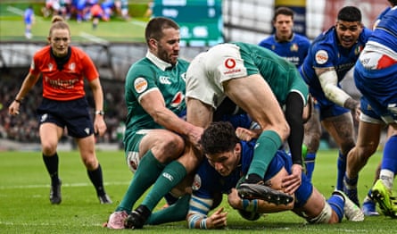 Giacomo Nicotera scores a try.