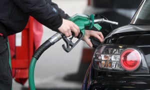 Petrol pumps should include warnings on the impact of air pollution on health, and the role of carbon emissions in climate breakdown, the experts say.