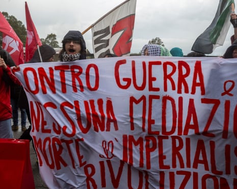 تتجمع الجمعيات المدنية والنقابات ونشطاء السلام وأعضاء حركة No MUOS أمام القاعدة الجوية البحرية الأمريكية للاحتجاج على الهجمات الأمريكية والإسرائيلية على إيران في وقت سابق من هذا الشهر.