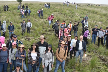 Dozens of generally young Latino people spread over a bare hillside