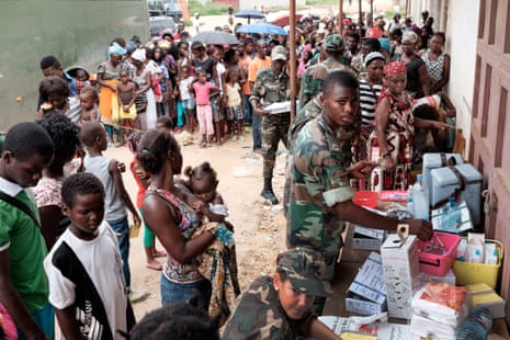 People wait at Luanda’s Quilometro 30 market to receive the yellow fever vaccine, February 2016.