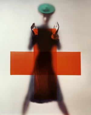 Vogue US: Red Cross, NewYork, 1945 In 1944, Blumenfeld left Harper’s Bazaar and took his famous photos for the covers of Vogue and other magazines. He deplored his difficulty in imposing his ideas on artistic directors obsessed with commercial prerogatives. Yet he prided himself on ‘smuggling art’ into these images, pursuing increasingly freely in parallel his personal exploration of form, colour and movement, always centred on the female body