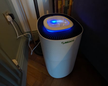 Pete Wise testing air purifiers