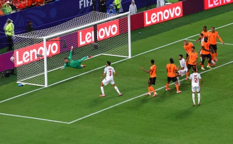 Hazem Mastouri pulla a goal back for Tunisia!