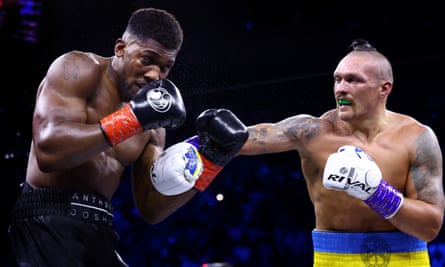 Oleksandr Usyk frappe Anthony Joshua lors de leur combat à Djeddah.