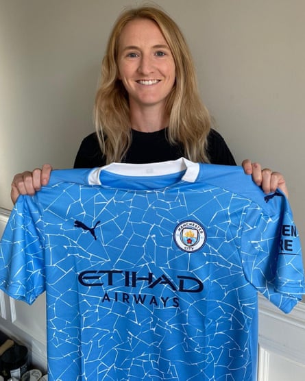 Sam Mewis with a Manchester City shirt