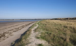 Vue sur les dunes de sable et l'habitat de la plage Montmartin-sur-mer Manche Normandie France