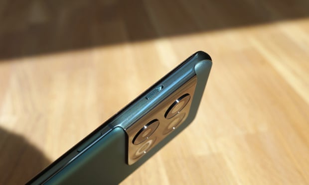 Alert slider on the side of OnePlus 10 Pro.