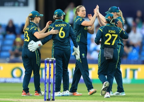 Australia's Ellyse Perry (third left) celebrates the wicket of Pakistan's Aliya Riaz.