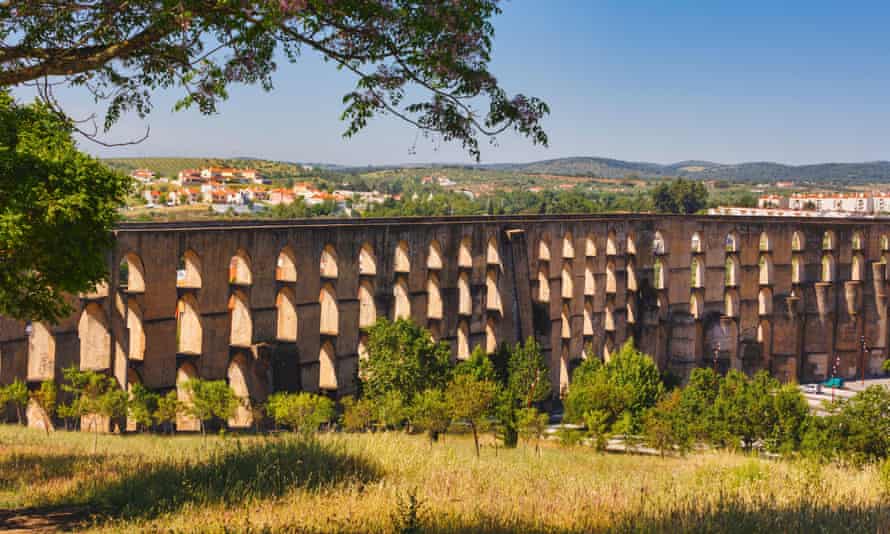 The late medieval Amoreira aqueduct, Elvas, Portalegre District, Portugal. The Amoreira aqueduct. Aqueduto da Amoreira. Built between 1498 and 1622. It is five miles long. Elvas is a U