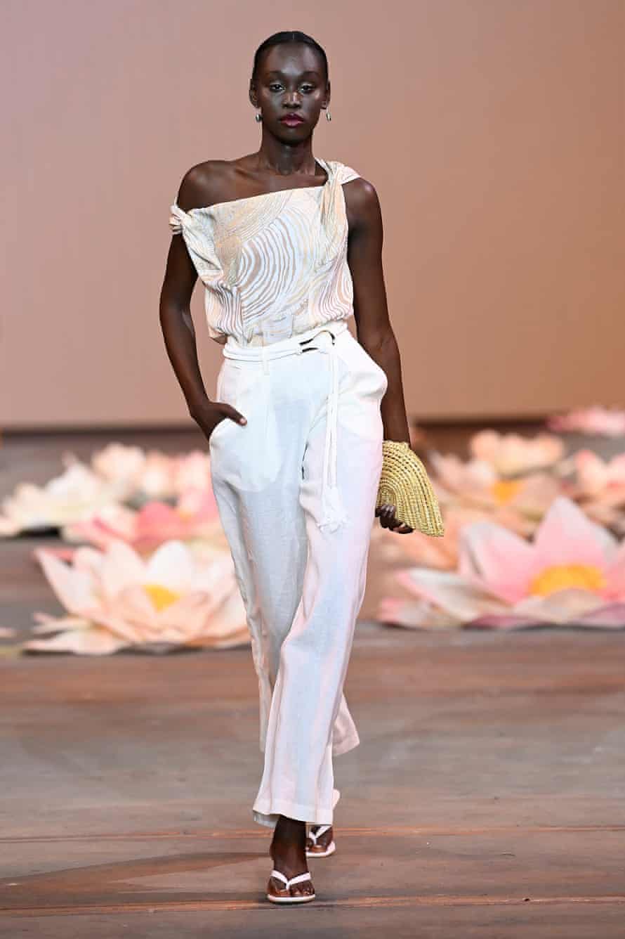 Una modella che sfila in passerella con un design di Mara Group