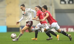 Caitlin Foord of Arsenal is challenged by Jess Sigsworth and Ona Batlle of Manchester United.